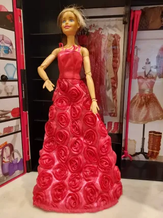 Armario Barbie 2011 incluye ropa muñeca ,accesorio