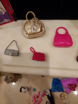 Armario Barbie 2011 incluye ropa muñeca ,accesorio