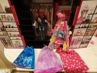 Armario Barbie 2011 incluye ropa muñeca ,accesorio