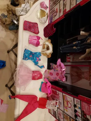 Armario Barbie 2011 incluye ropa muñeca ,accesorio