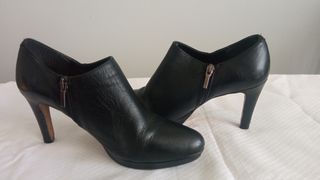 Botín corto tacón alto. Color negro