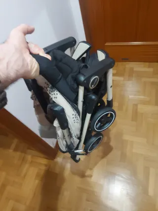 Carrito de paseo ligero y plegable.