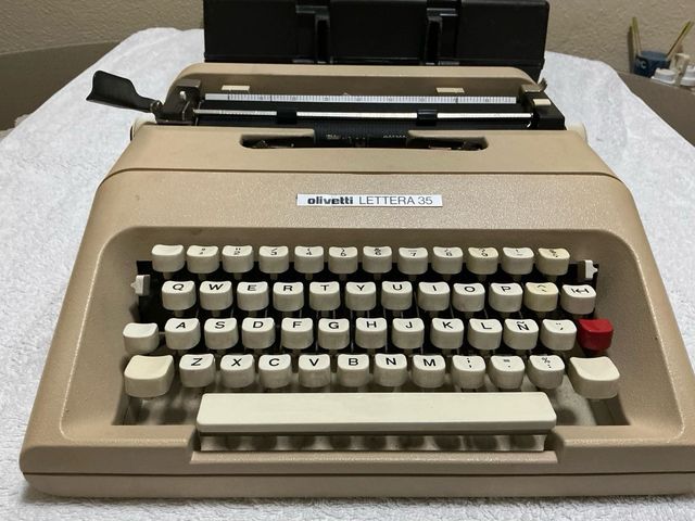 Máquina de escribir Olivetti Lettera 35