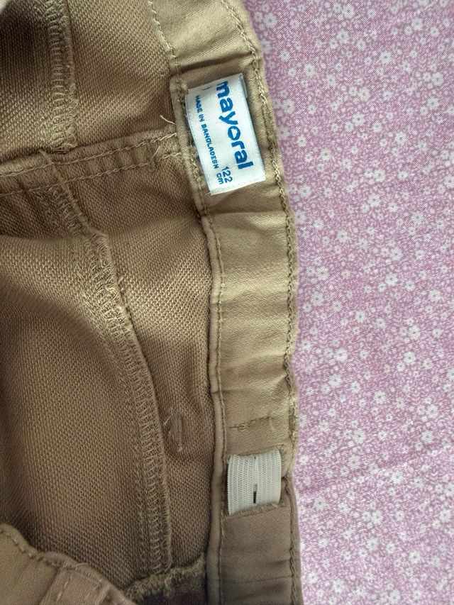 Pantalón Mayoral Talla 7 con detalles dorados