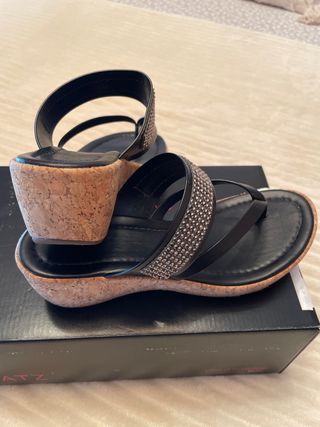Sandalias cuña negras con brillos