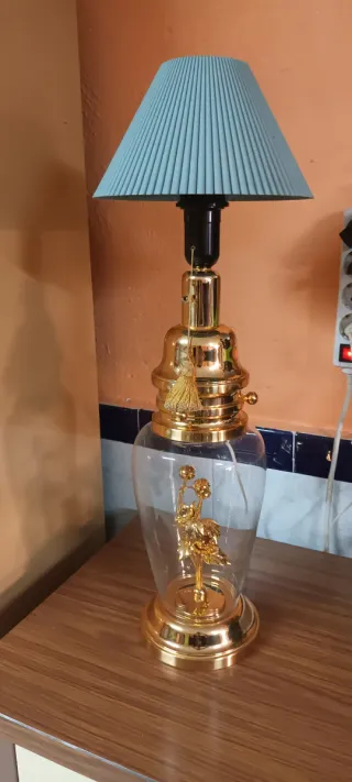Lámpara de salón dorada y transparente,