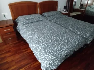 2 Camas y 2 Mesitas de Noche