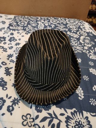 Sombrero de hombre negro con rayas blancas