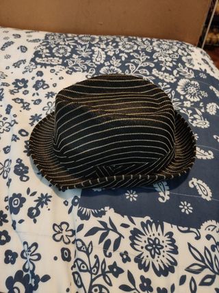 Sombrero de hombre negro con rayas blancas