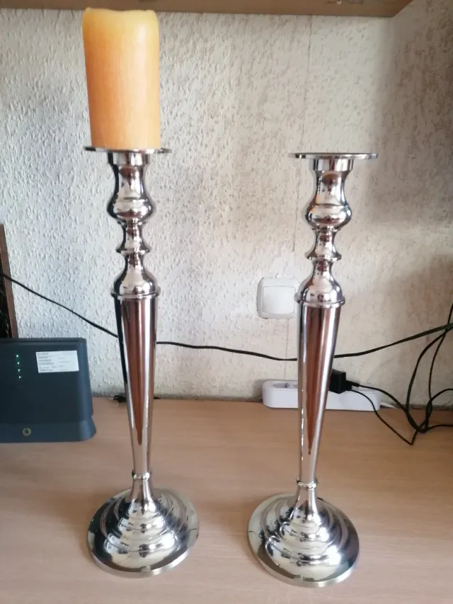 Candelabros de metal plateado