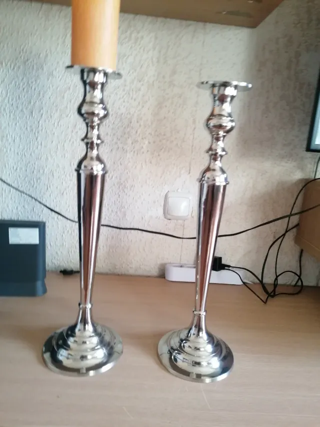 Candelabros de metal plateado