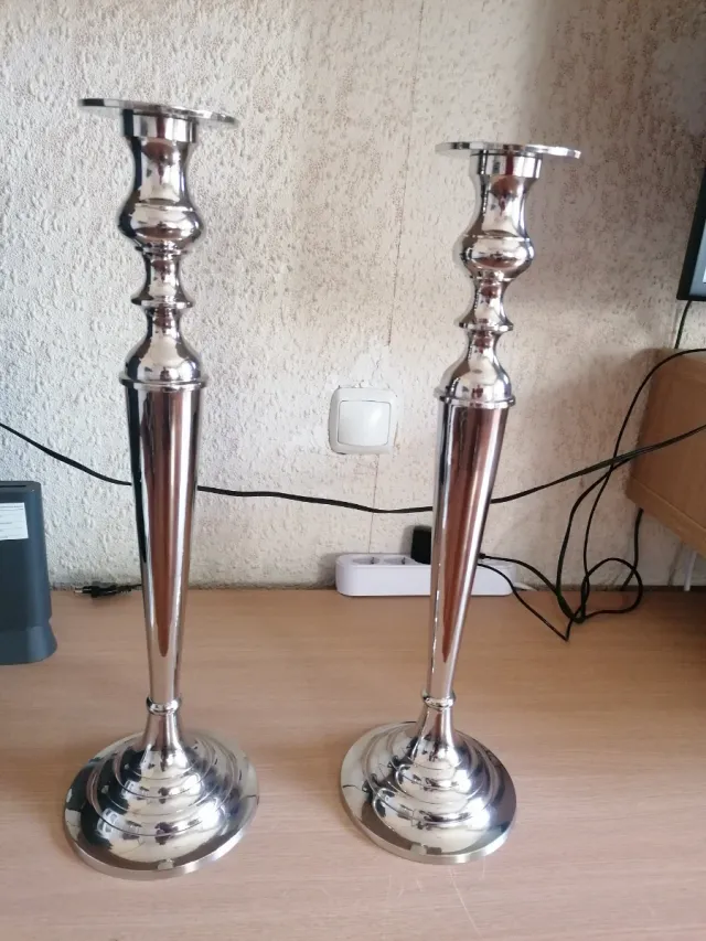 Candelabros de metal plateado