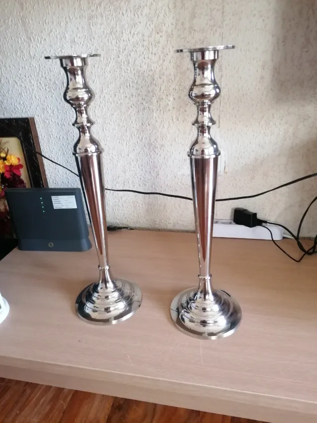Candelabros de metal plateado