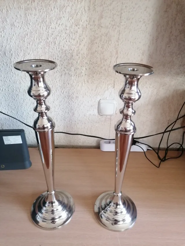 Candelabros de metal plateado