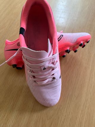 Zapatos de fútbol Nike rosas y negros