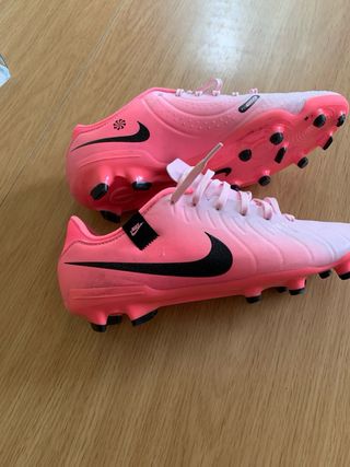 Zapatos de fútbol Nike rosas y negros