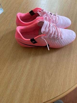Zapatos de fútbol Nike rosas y negros