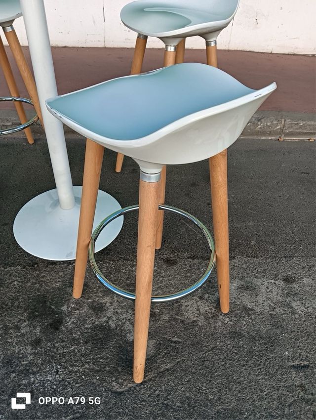 Mesa alta y 4 taburetes estilo nórdico