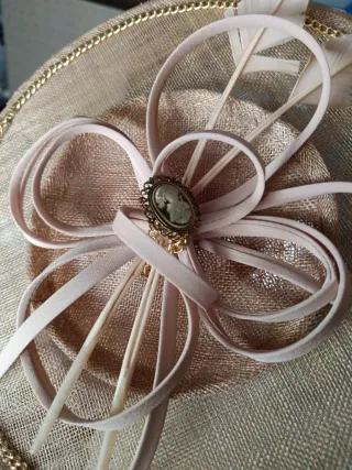 Tocado de boda beige con detalles dorados