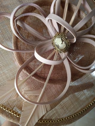 Tocado de boda beige con detalles dorados