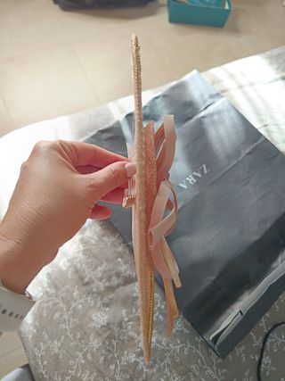 Tocado de boda beige con detalles dorados