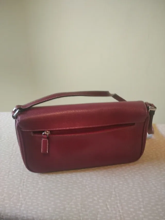 Bolso de hombro rojo