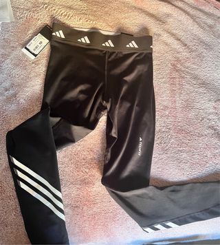 Mallas Adidas Techfit negras con detalles blancos