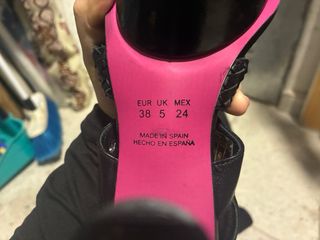 Zapatos de tacón Cortefiel negros y fucsia