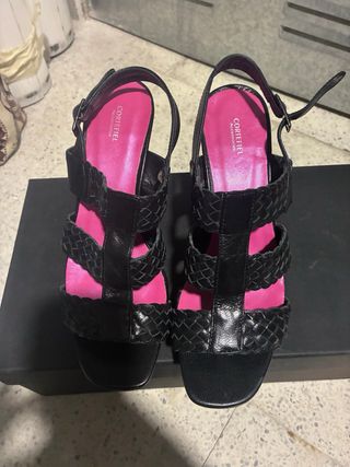 Zapatos de tacón Cortefiel negros y fucsia