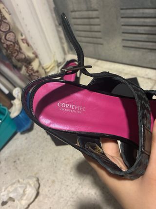 Zapatos de tacón Cortefiel negros y fucsia