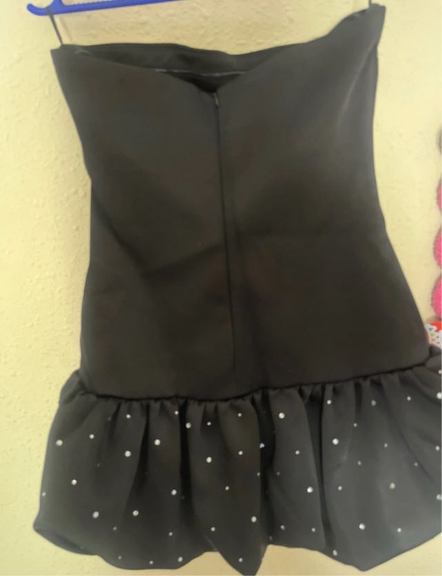 Vestido negro corto con pedrería