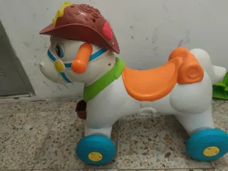 Caballo de juguete para niños "ofrece"