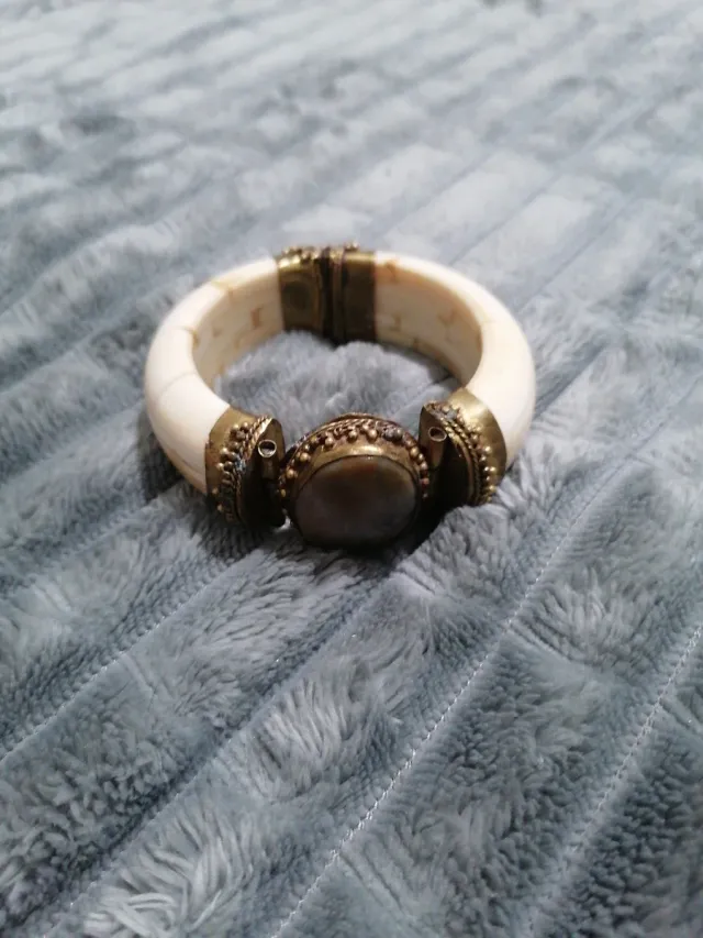 Pulsera antigua hueso y metal