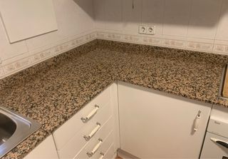 Mueble de cocina con encimera de mármol