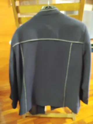 Chaqueta azul con cremalleras
