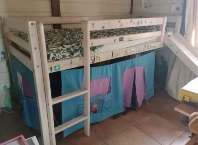 Cama litera con tobogán no tiene pegatinas