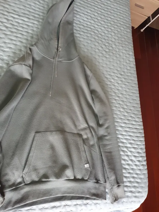 Casaco cinzento com capuz