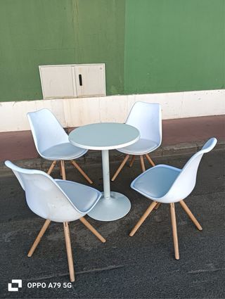 Mesa y 4 sillas estilo nórdico