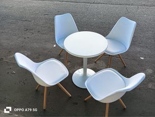 Mesa y 4 sillas estilo nórdico