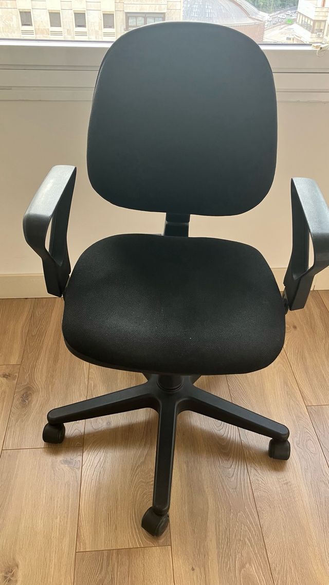 Silla de oficina negra