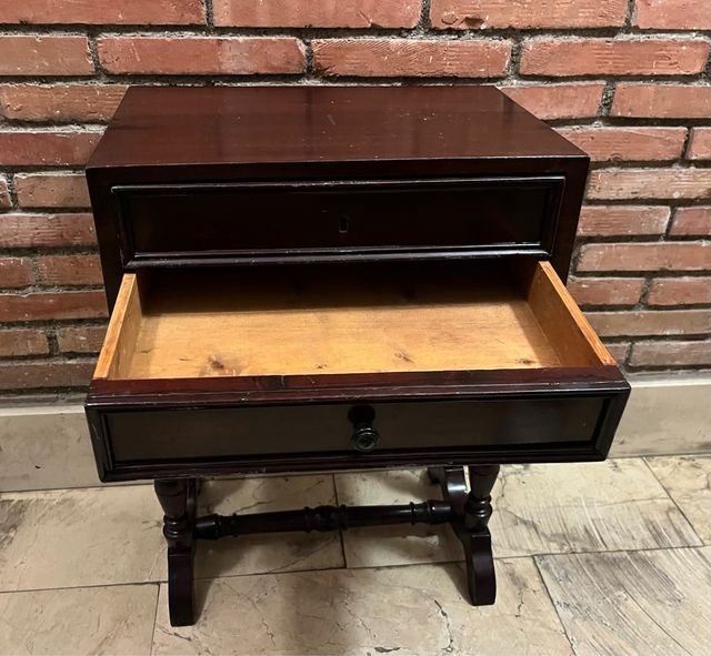 Mueble de madera maciza