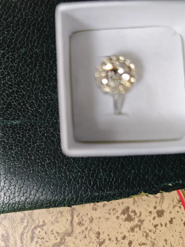 Anillo plateado con piedras