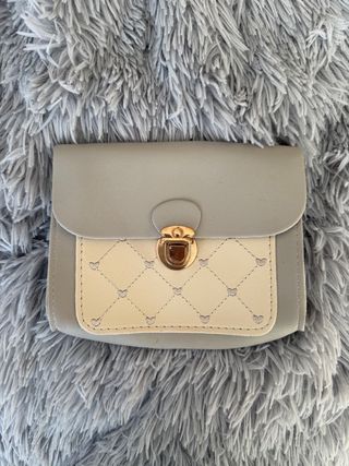 Bolso gris y beige con corazón