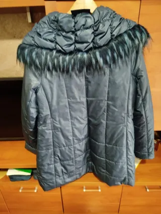 Chaqueta acolchada azul con capucha