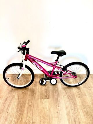 Bicicleta infantil rosa con ruedines