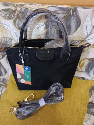 Bolso negro con correa
