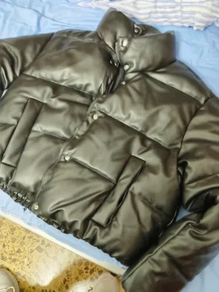 Cazadora acolchada efecto piel mujer