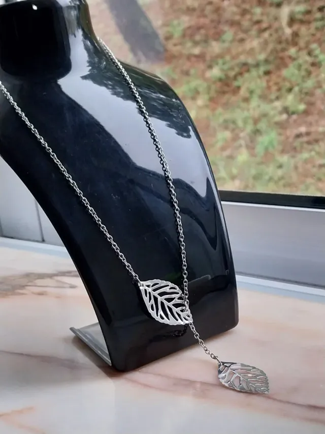 Colar Prateado com Folhas