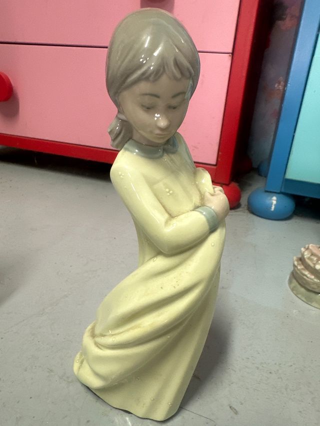 Figura bambina in porcellana