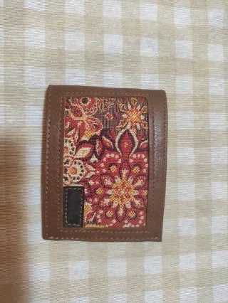 Monedero de piel con estampado floral